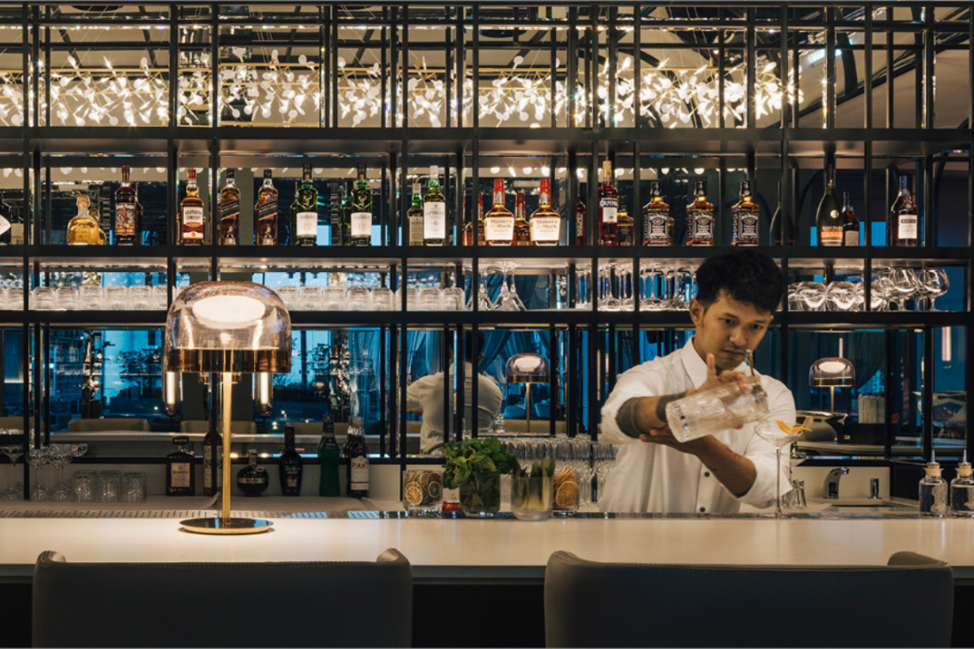 Phòng khách ấm cúng bên trong một hidden bar Việt — không gian thường gặp tại các speakeasy ở Sài Gòn và Hà Nội