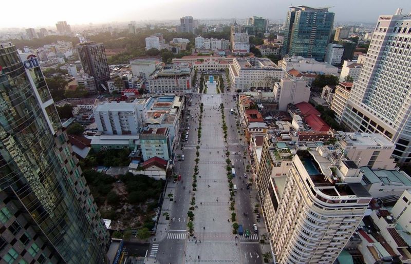 Biểu diễn âm nhạc đường phố trên phố đi bộ Nguyễn Huệ vào tối cuối tuần — hoạt động phổ biến của các nhóm nghệ sĩ trẻ