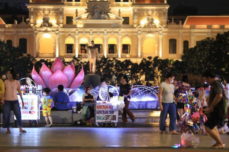 Toàn cảnh phố đi bộ Nguyễn Huệ về đêm với đèn neon từ các tòa nhà cao tầng — biểu tượng nightlife của Quận 1 Sài Gòn