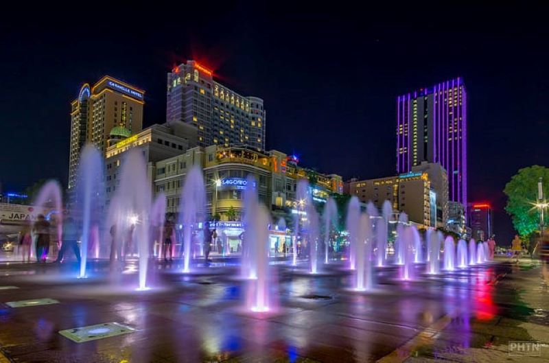 Phố đi bộ Nguyễn Huệ với người trẻ check-in chụp ảnh và đám đông tụ tập — không khí năng động đặc trưng