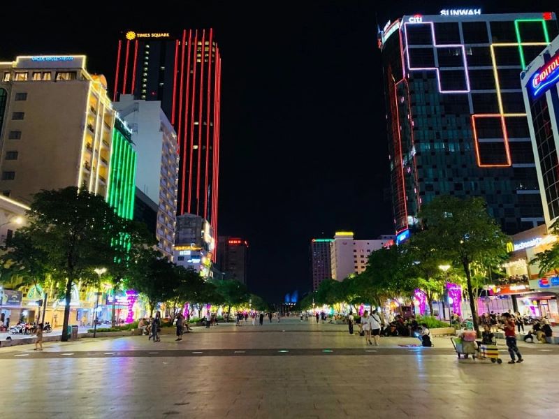 Đám đông trên phố đi bộ Nguyễn Huệ trong sự kiện cuối tuần — không khí sôi động giữa lòng Sài Gòn