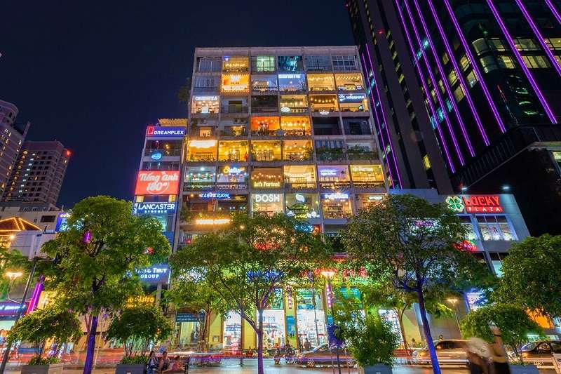 Phố đi bộ Nguyễn Huệ Sài Gòn về đêm — đèn rực rỡ và đông đúc người trẻ