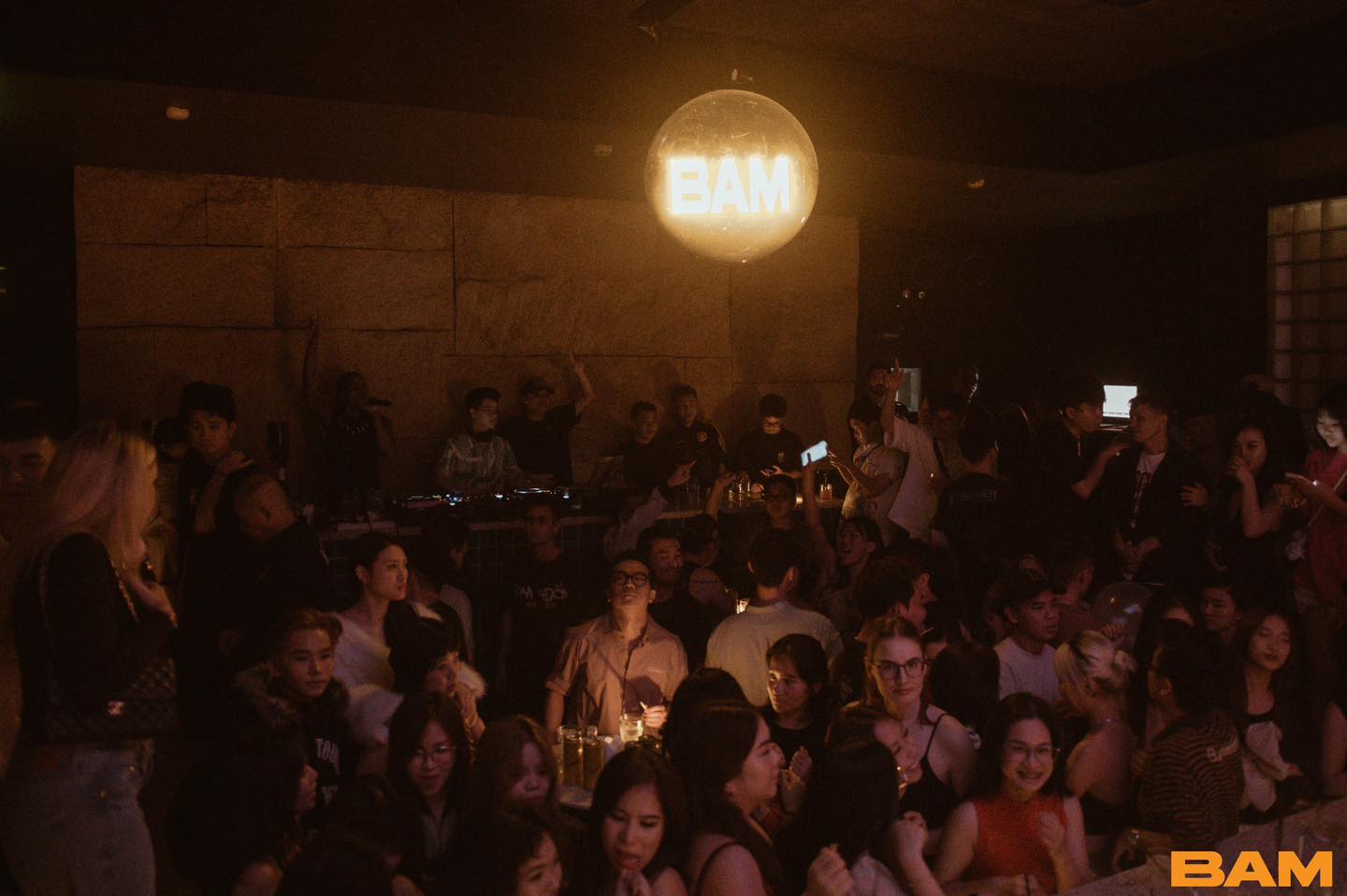 DJ trình diễn tại BAM.SGN với ánh sáng nhiệt đới — đêm âm nhạc Techno-House đặc trưng của lounge