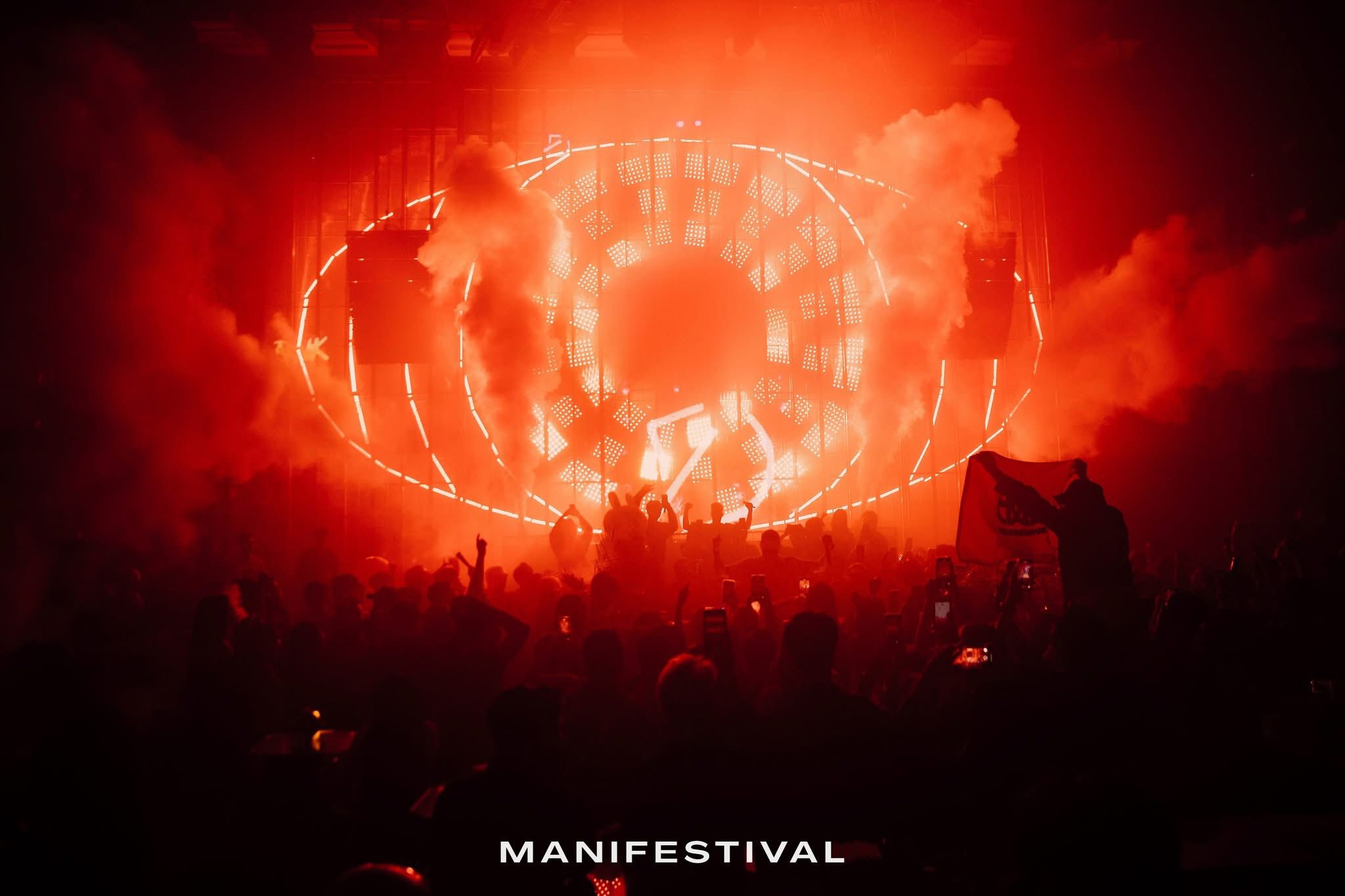 DJ booth A Plus Hanoi với hệ thống ánh sáng và màn hình LED — đêm sự kiện EDM đặc biệt