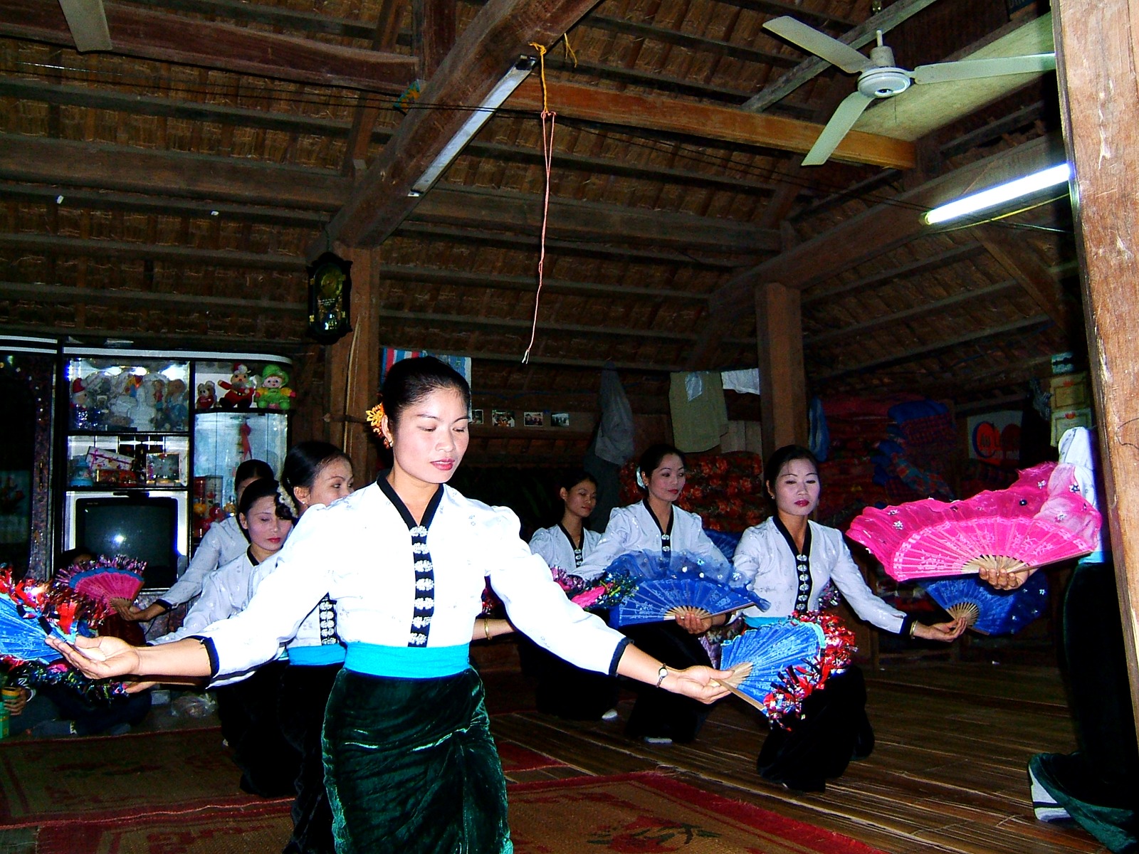 Múa quạt trong không gian văn hóa du lịch cộng đồng Mai Châu
