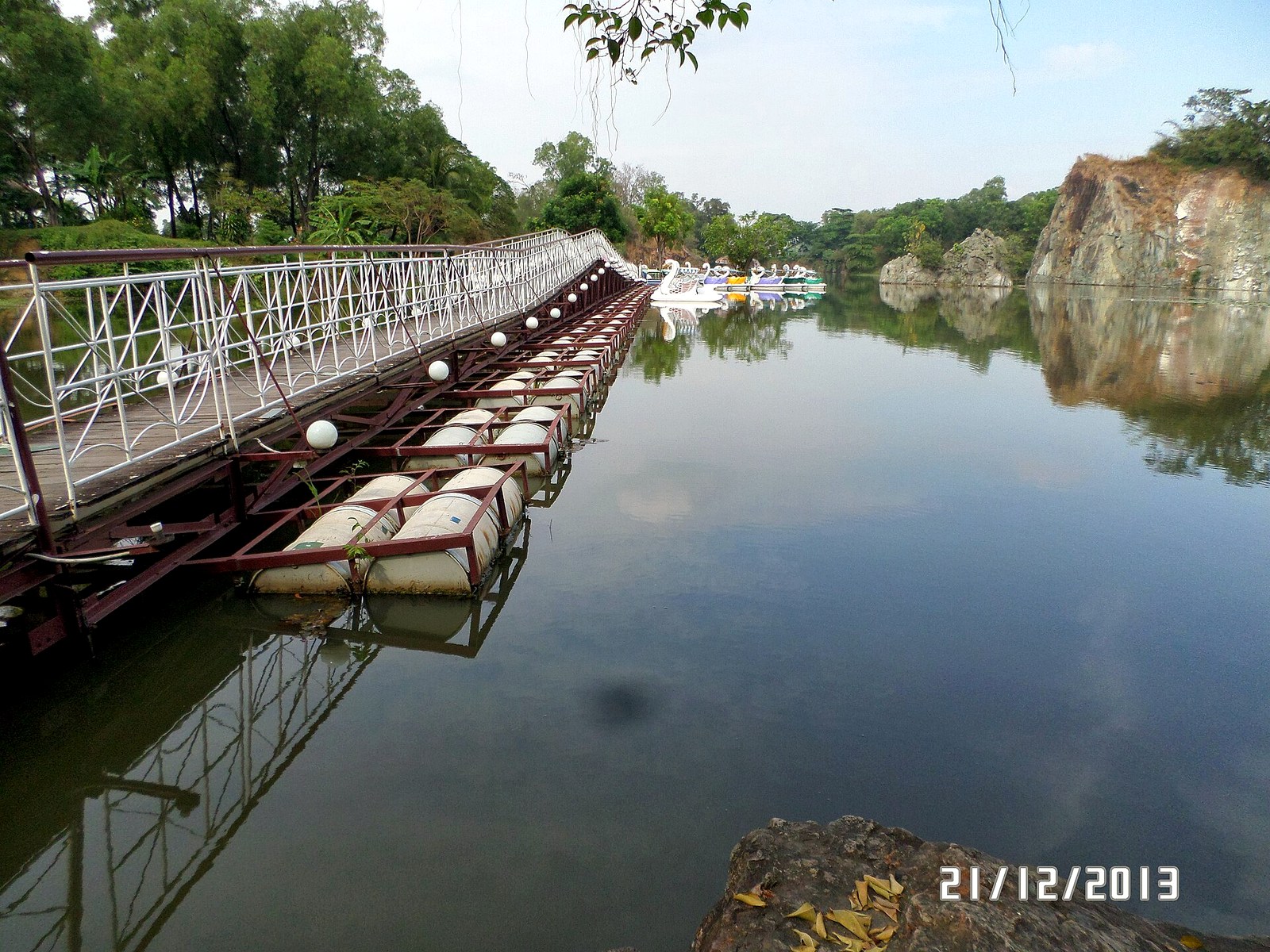 Tượng trang trí và lối dạo tại Bửu Long