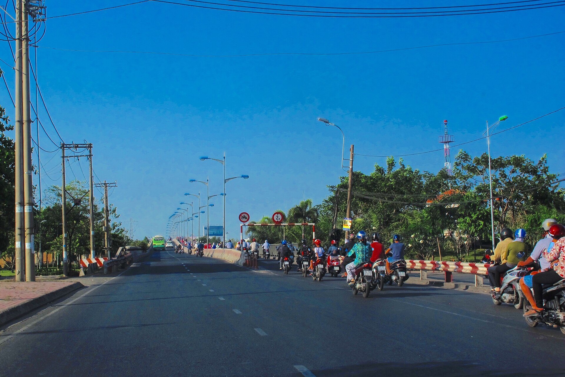 Cầu Bình Triệu qua khu Bình Thạnh với mặt đường và lan can cầu.