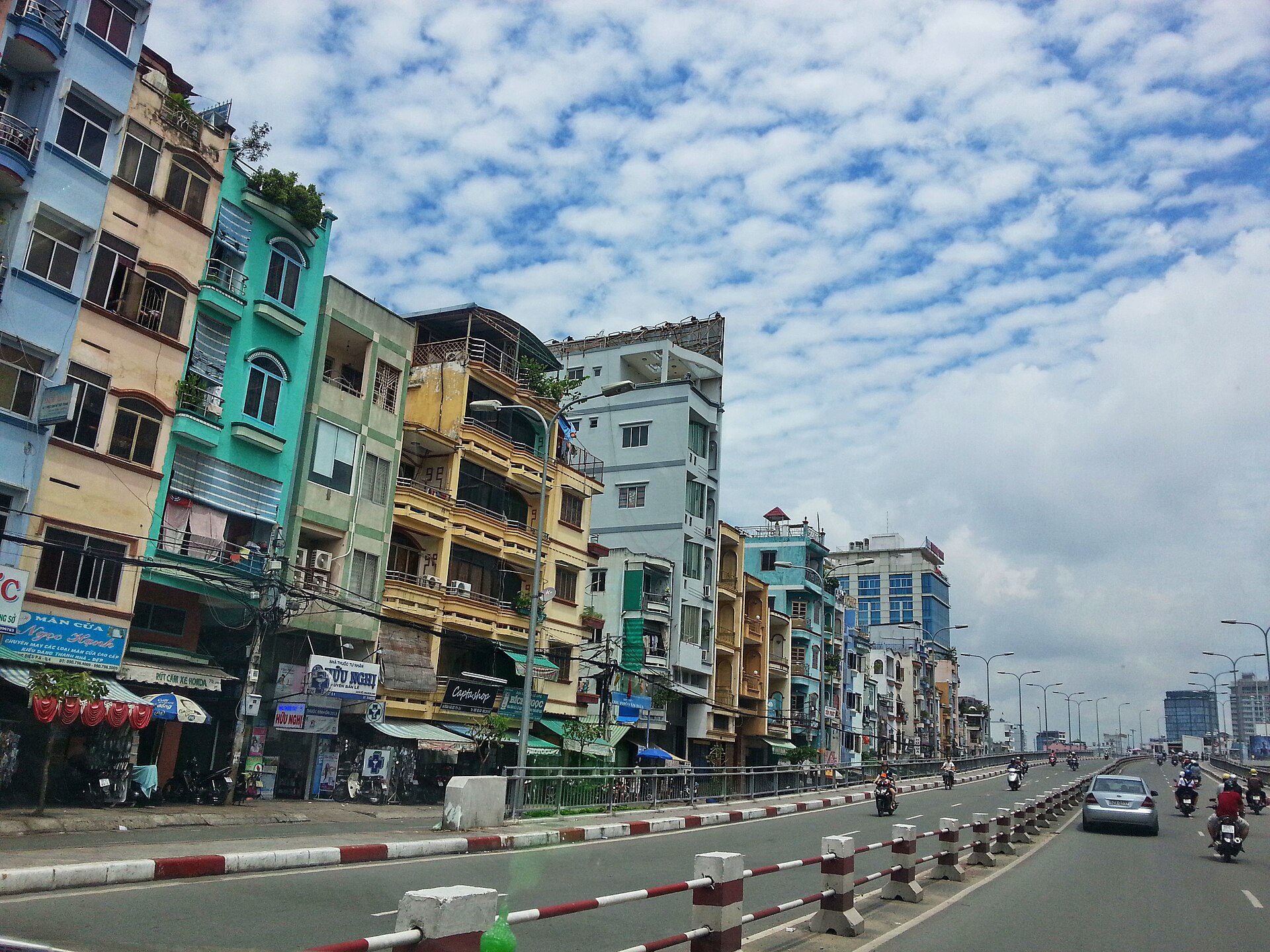 Trục đường trên Cầu Calmette nhìn về khu phố trung tâm TP.HCM.