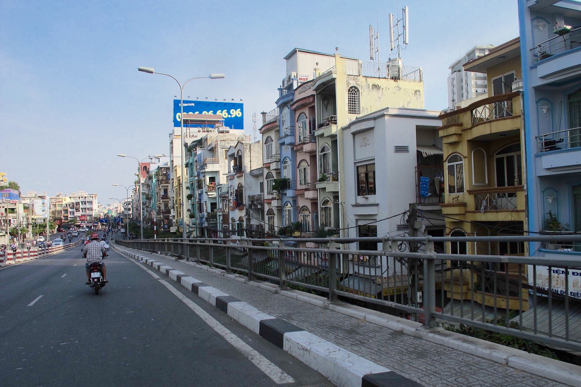 Một góc Cầu Calmette và kênh Bến Nghé nhìn từ phía đường ven kênh.