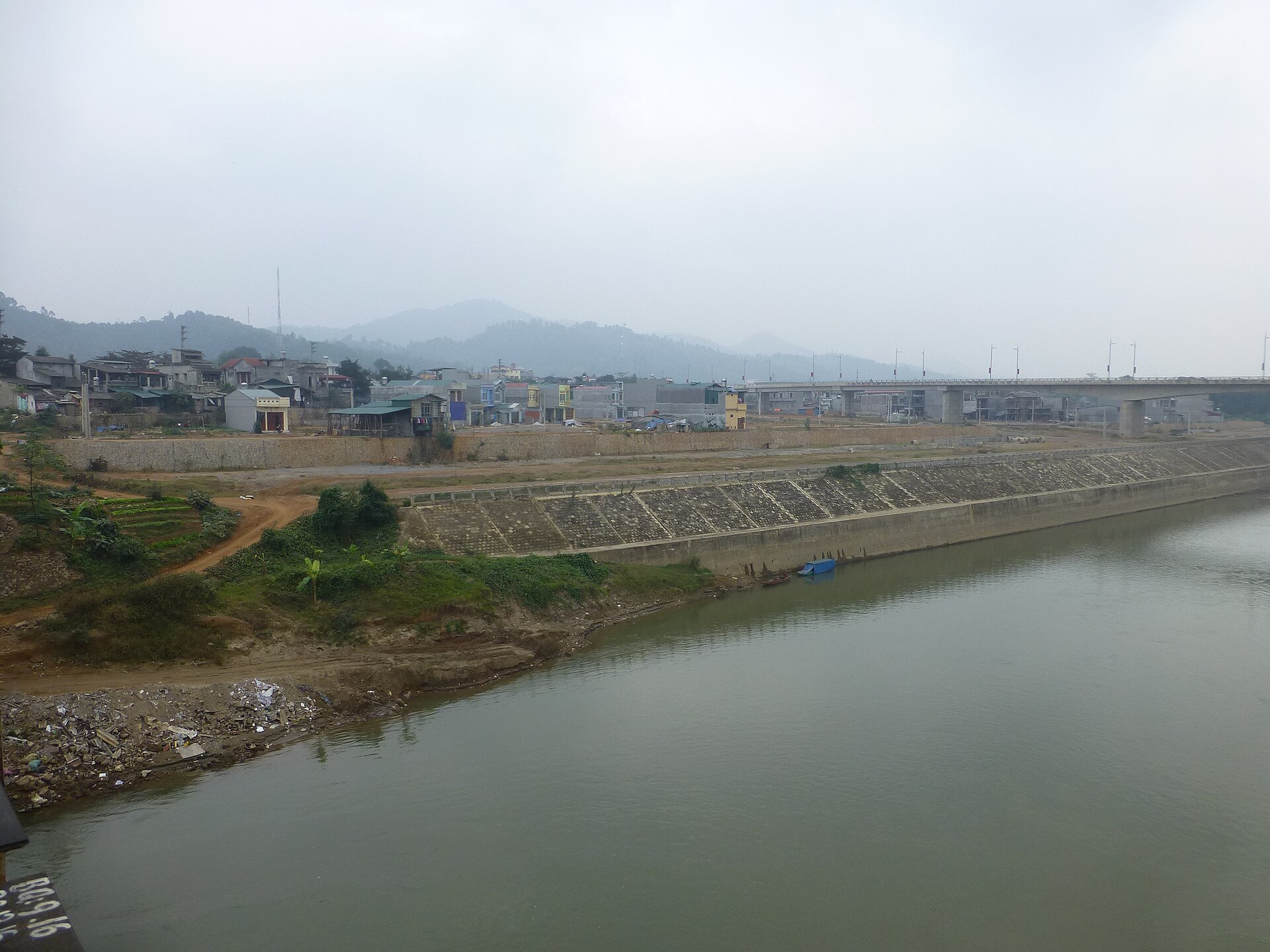 Bờ sông và Cầu Phố Lu mới trong không gian thị trấn miền núi.