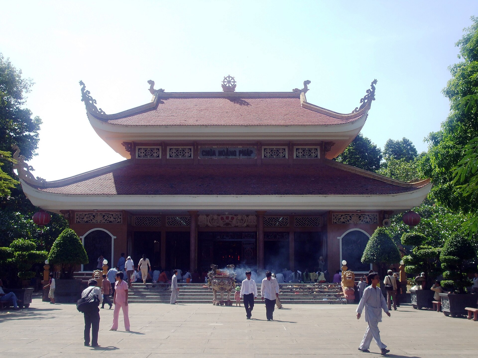 Chùa Hoằng Pháp Hóc Môn - kinh nghiệm đi, xem gì và lưu ý