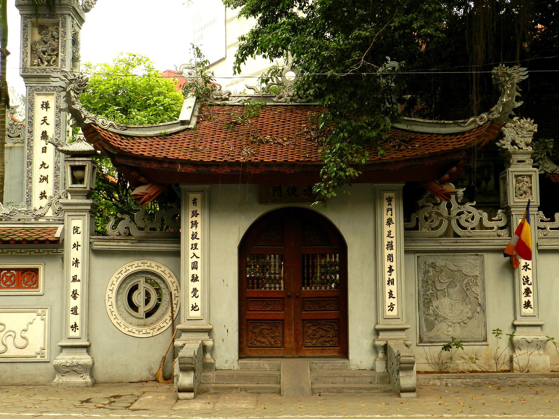 Một cổng phụ trong khu Chùa Hòe Nhai nhìn từ sân.