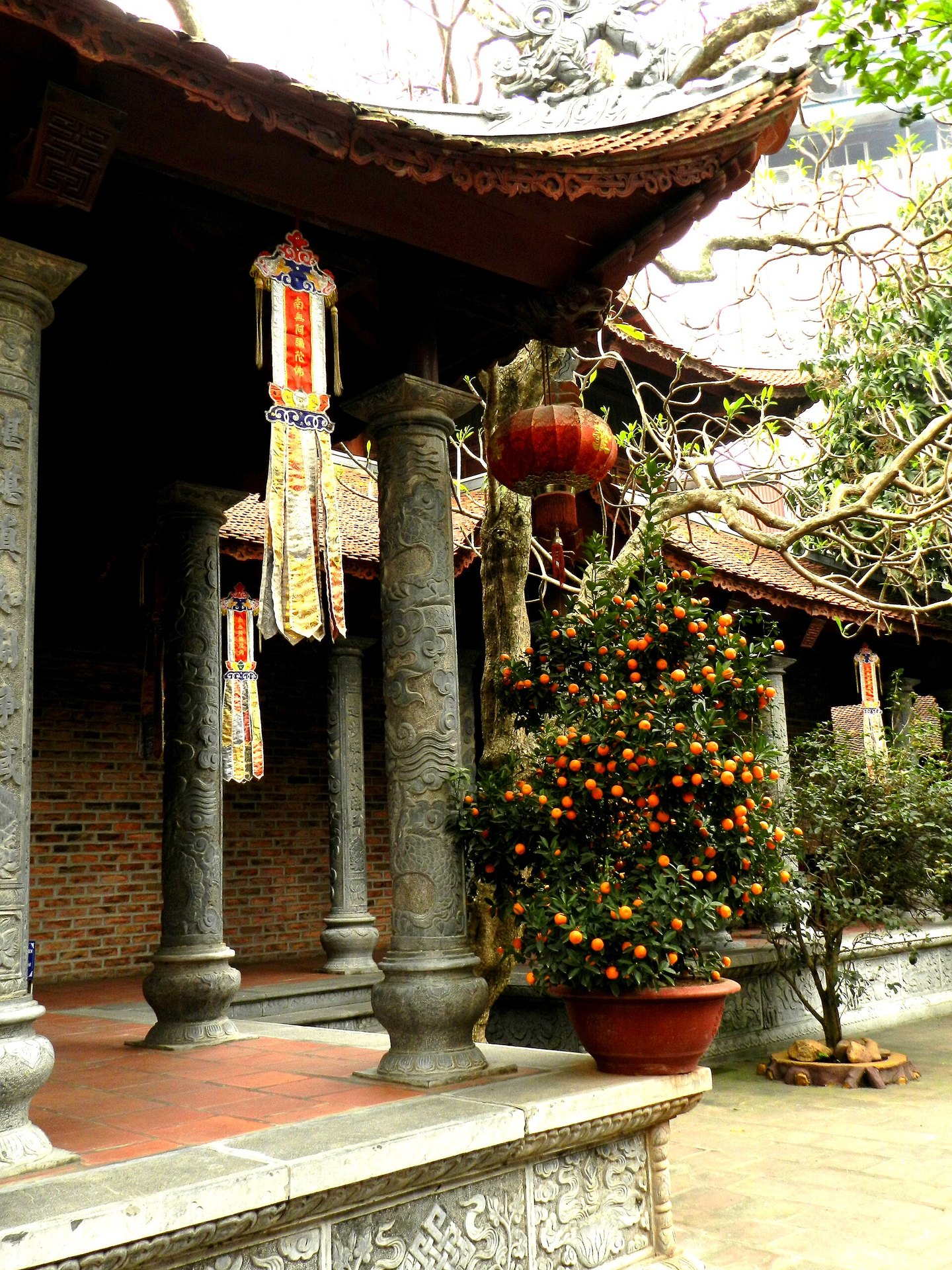 Chi tiết lối đi và đèn lồng trong Chùa Hòe Nhai.