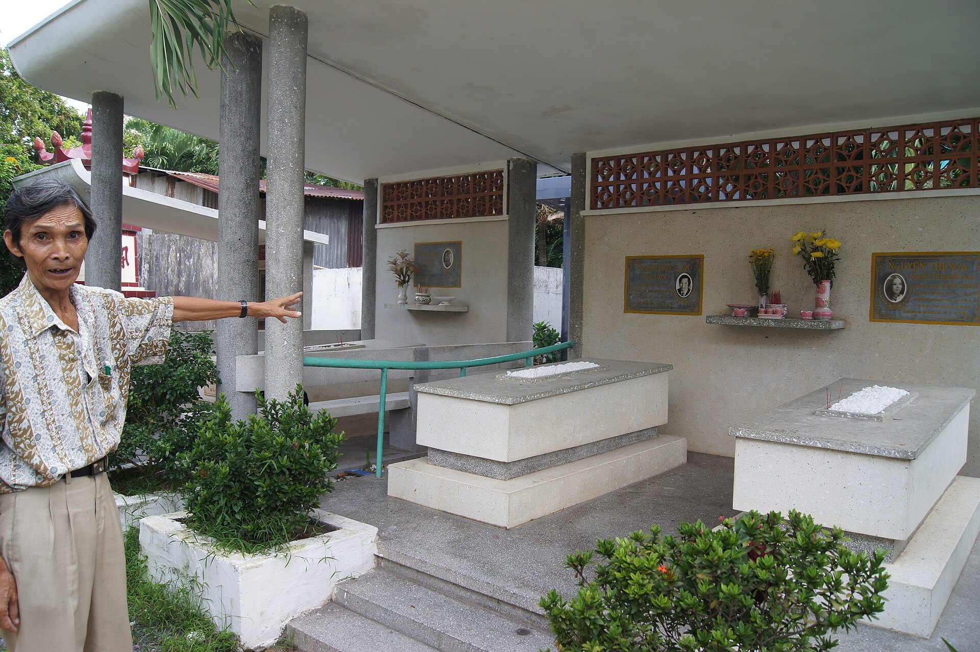 Khu nghĩa trang nghệ sĩ trong Chùa Nghệ Sĩ Gò Vấp.