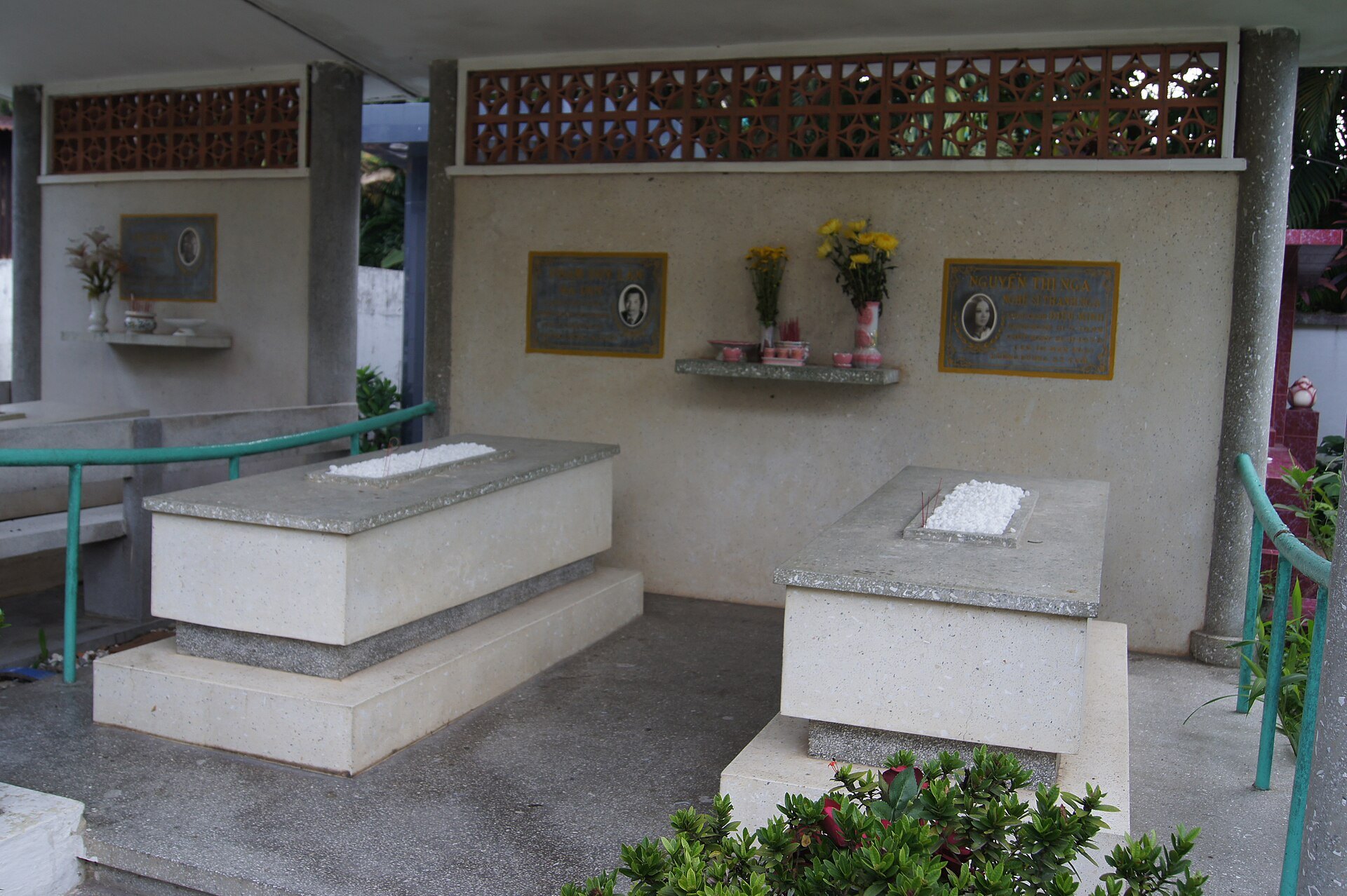 Mộ nghệ sĩ Thanh Nga trong khu Chùa Nghệ Sĩ.