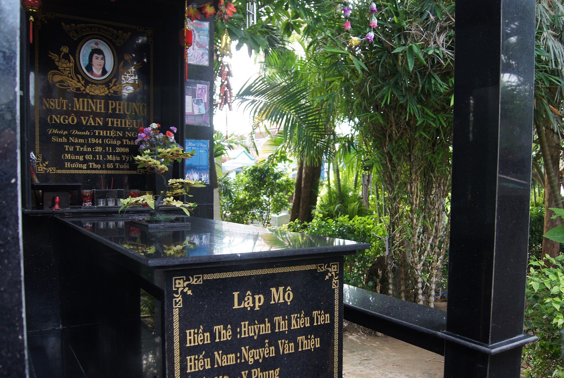 Mộ nghệ sĩ Minh Phụng tại nghĩa trang nghệ sĩ Gò Vấp.