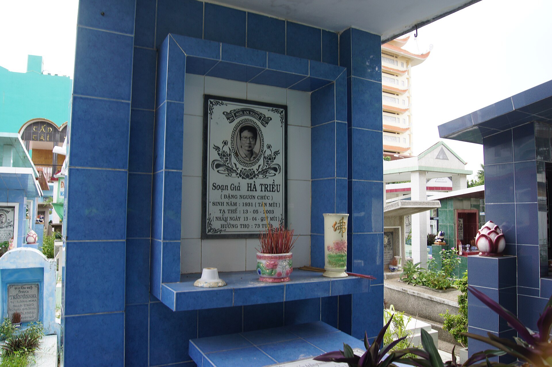 Một phần mộ nghệ sĩ trong khu Chùa Nghệ Sĩ TP.HCM.