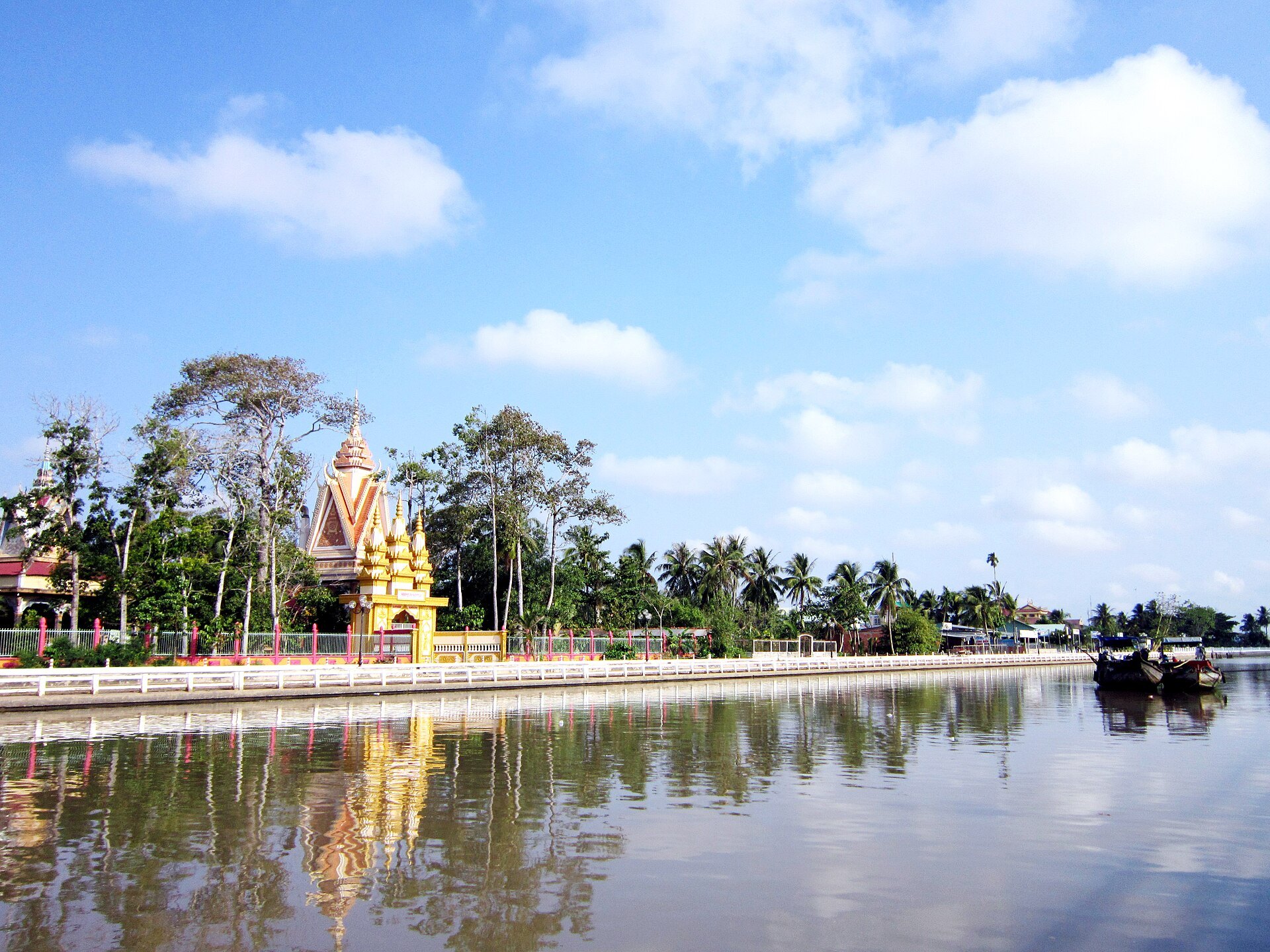 Ao và sân trong khuôn viên Chùa Ông Mẹt Trà Vinh.