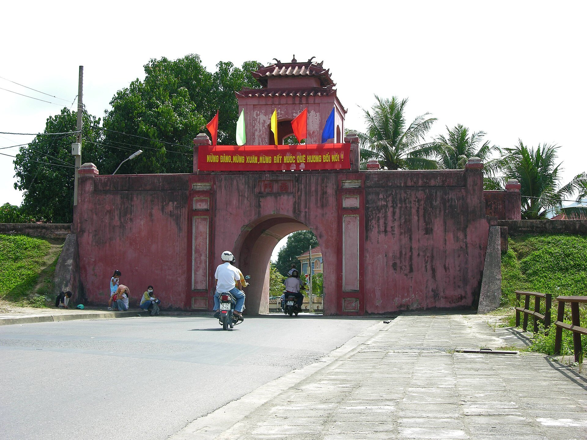 Cổng tây Thành cổ Diên Khánh nhìn từ phía đường vào.