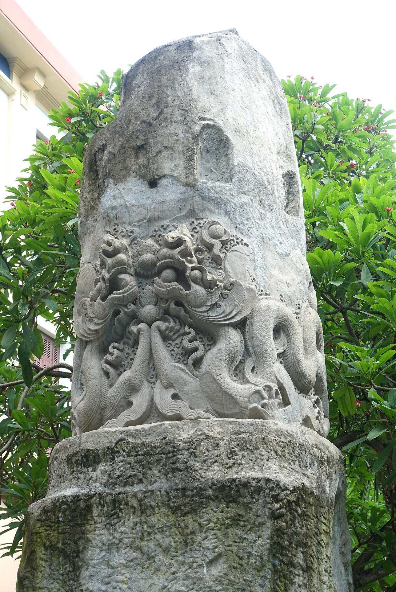 Góc nối tuyến từ Column Engraved with Dragons from Dam Pagoda sang điểm kế tiếp.