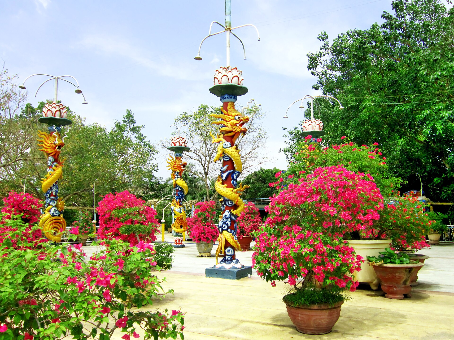 Sân Cửu Long với chín cột rồng đắp xi măng - trung tâm nghi lễ cũ của Đạo Dừa trên Cồn Phụng.