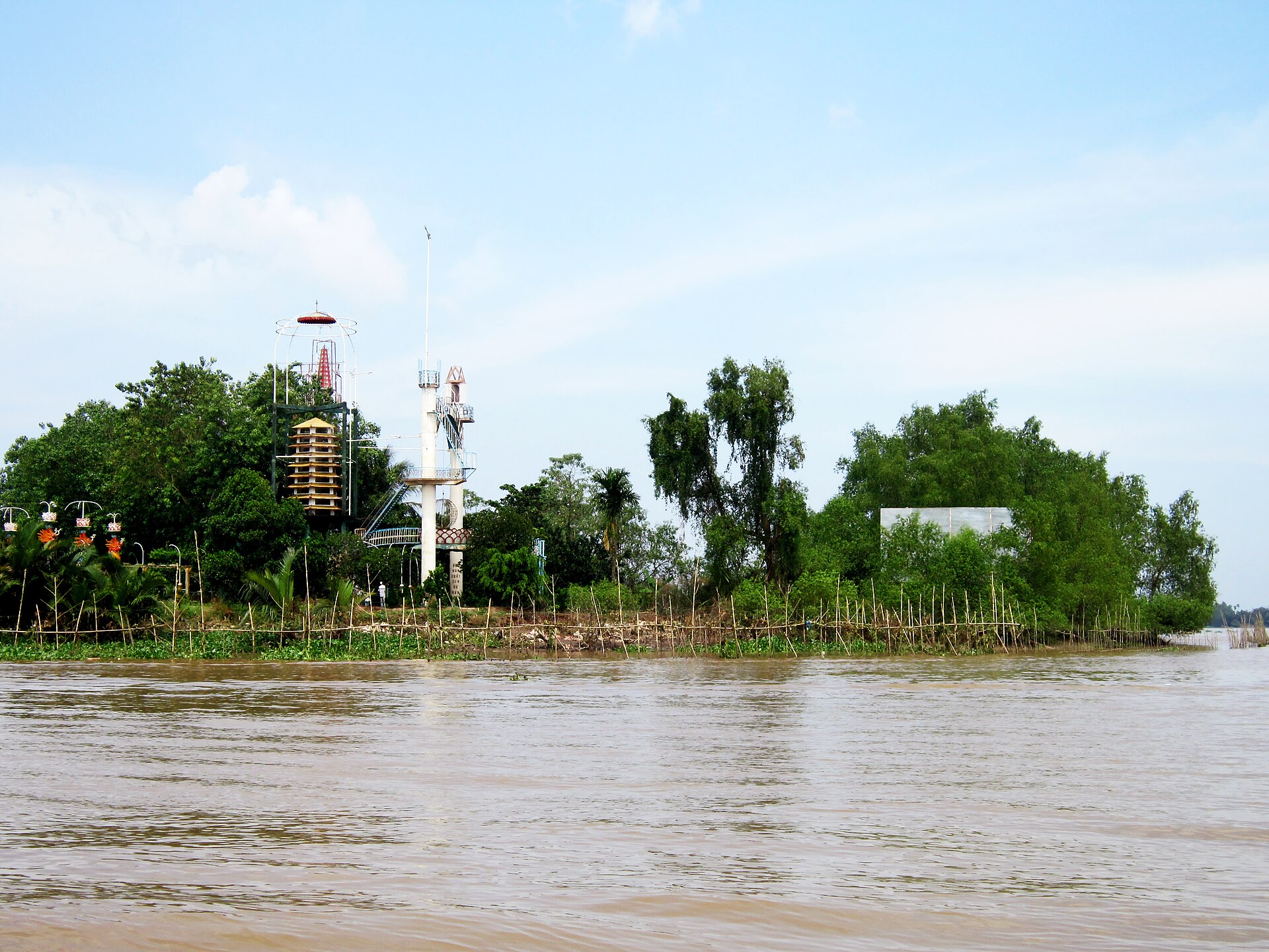 Khu vực hành đạo cũ của Đạo Dừa trên Cồn Phụng, nay là di tích lịch sử văn hoá cấp tỉnh Bến Tre.
