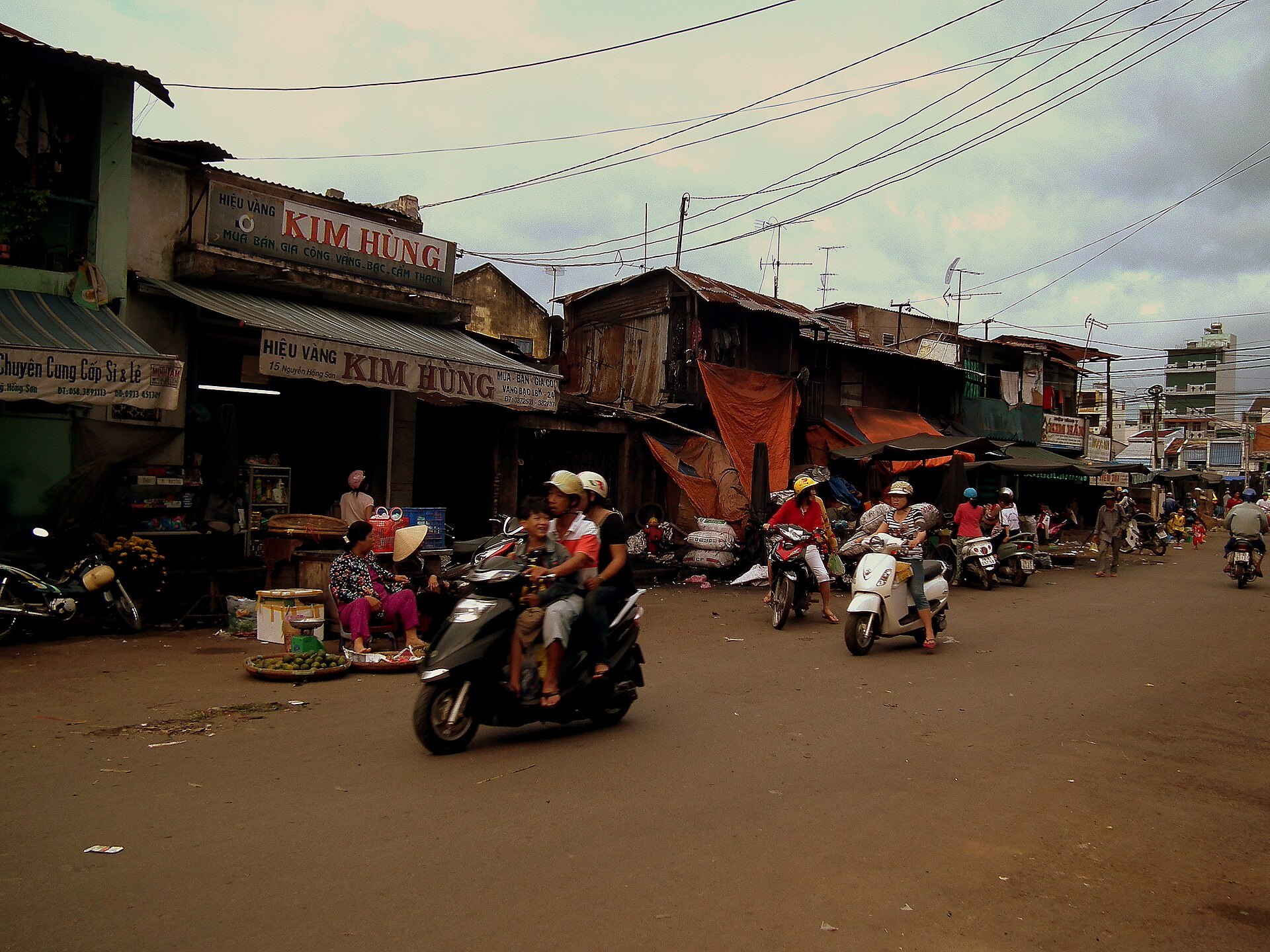 Xe máy và người mua bán quanh Chợ Đầm Nha Trang