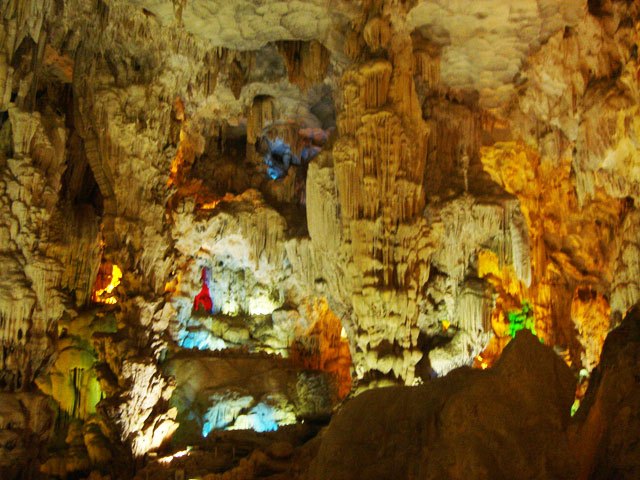 Nhũ đá được chiếu đèn màu trong lòng hang Đầu Gỗ