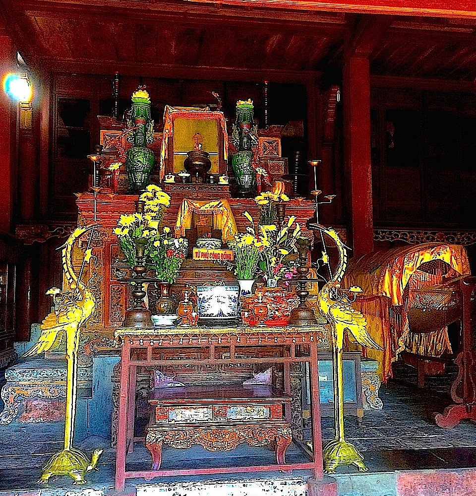 Điện Hòn Chén tại Huế với tháp, cổng, chính điện hoặc tổng thể khuôn viên mang tính nhận diện cao