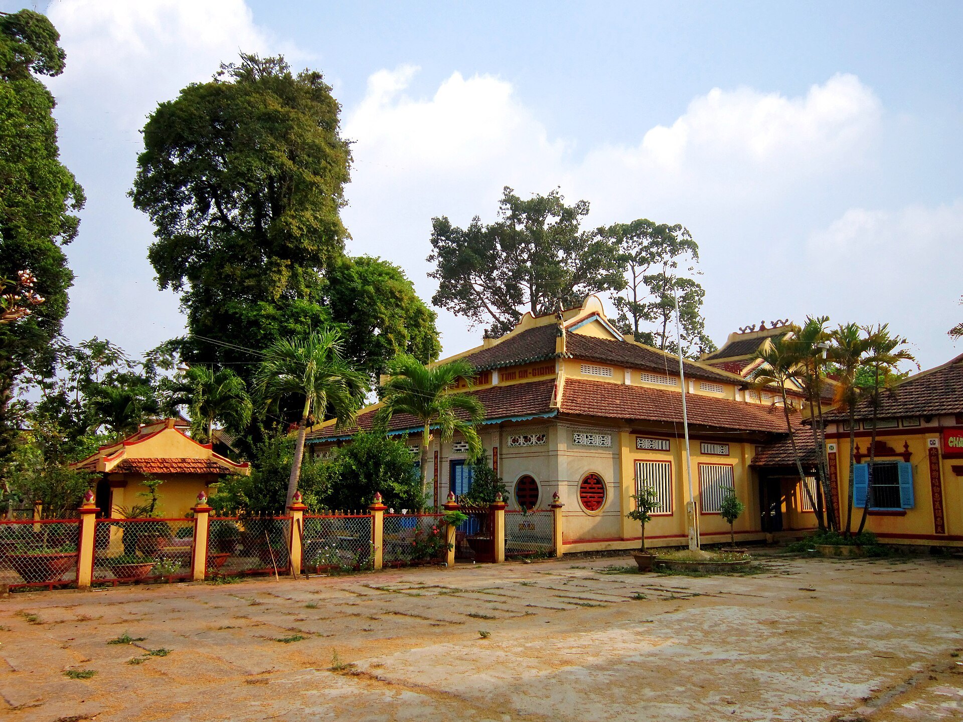 Đình Bình Thủy Châu Phú - khoảng dừng cù lao ở An Giang