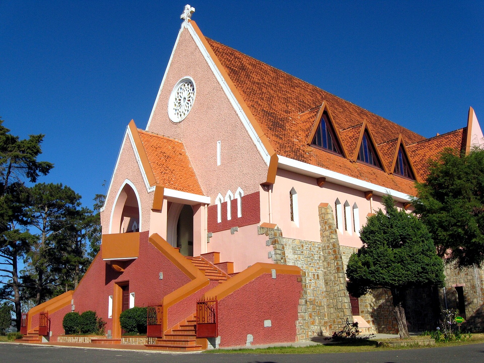 Domaine de Marie Đà Lạt - kinh nghiệm đi nhà thờ màu hồng