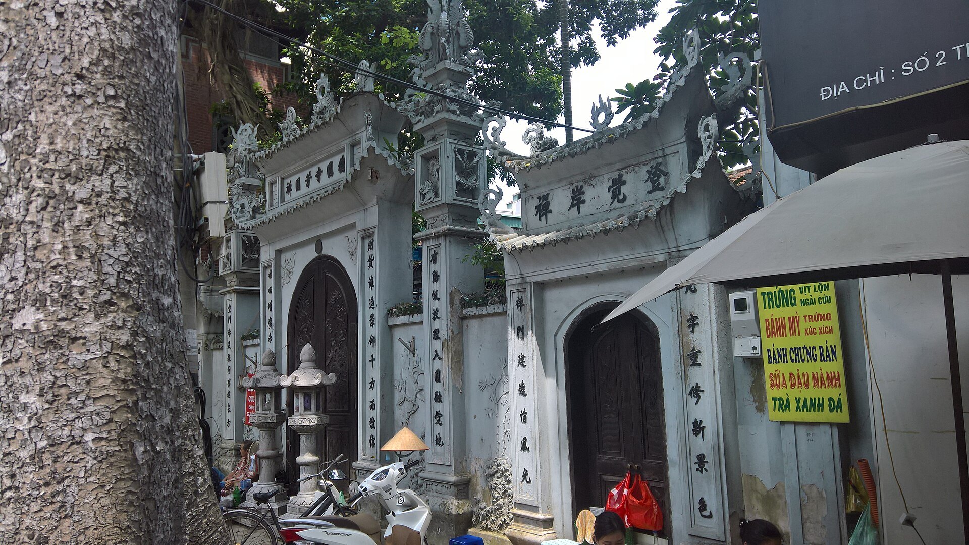 Cổng đá Chùa Đức Viên trong khu phố Hà Nội.