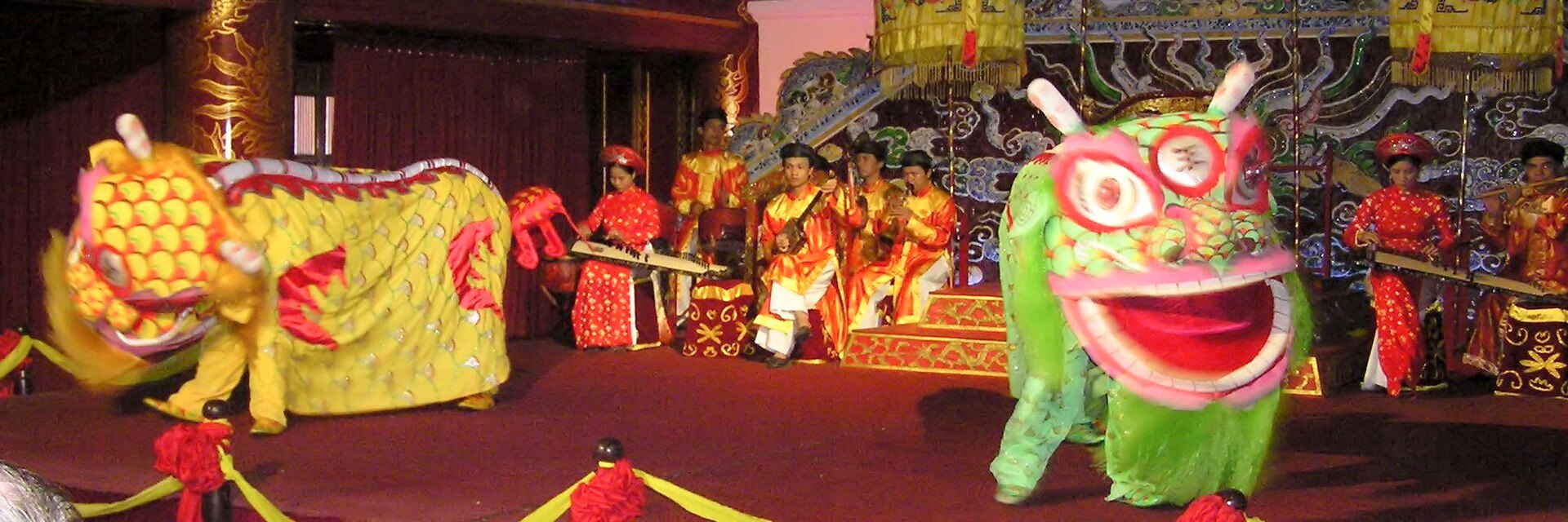 Cảnh biểu diễn cung đình trên sân khấu Duyệt Thị Đường.
