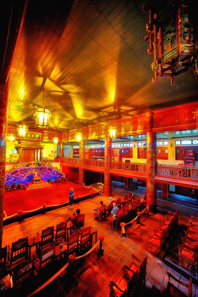 Góc nhìn rộng từ hàng ghế trong Royal Theatre Huế.