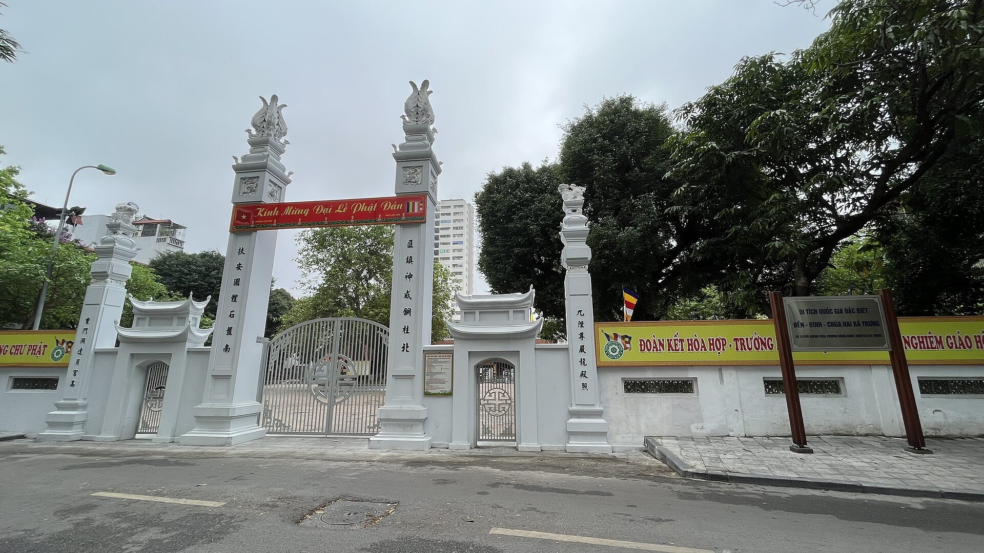 Cổng Đền Hai Bà Trưng Hà Nội với hồ nước phía trước.