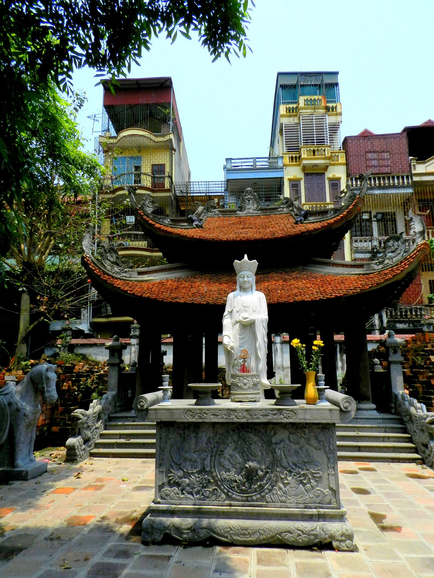 Tượng và mái đền trong khuôn viên Đền Hai Bà Trưng.