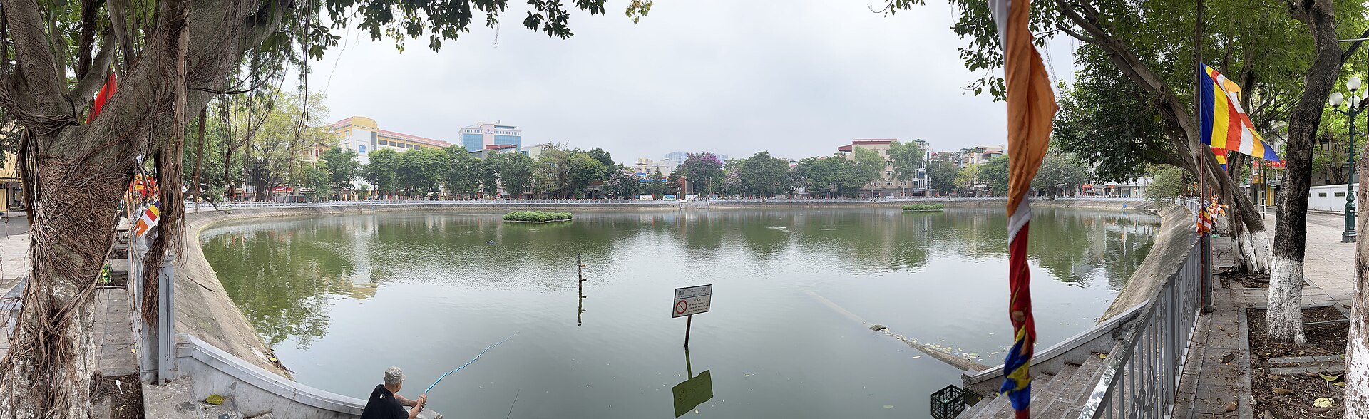 Hồ nước trước Đền Hai Bà Trưng ở Hà Nội.