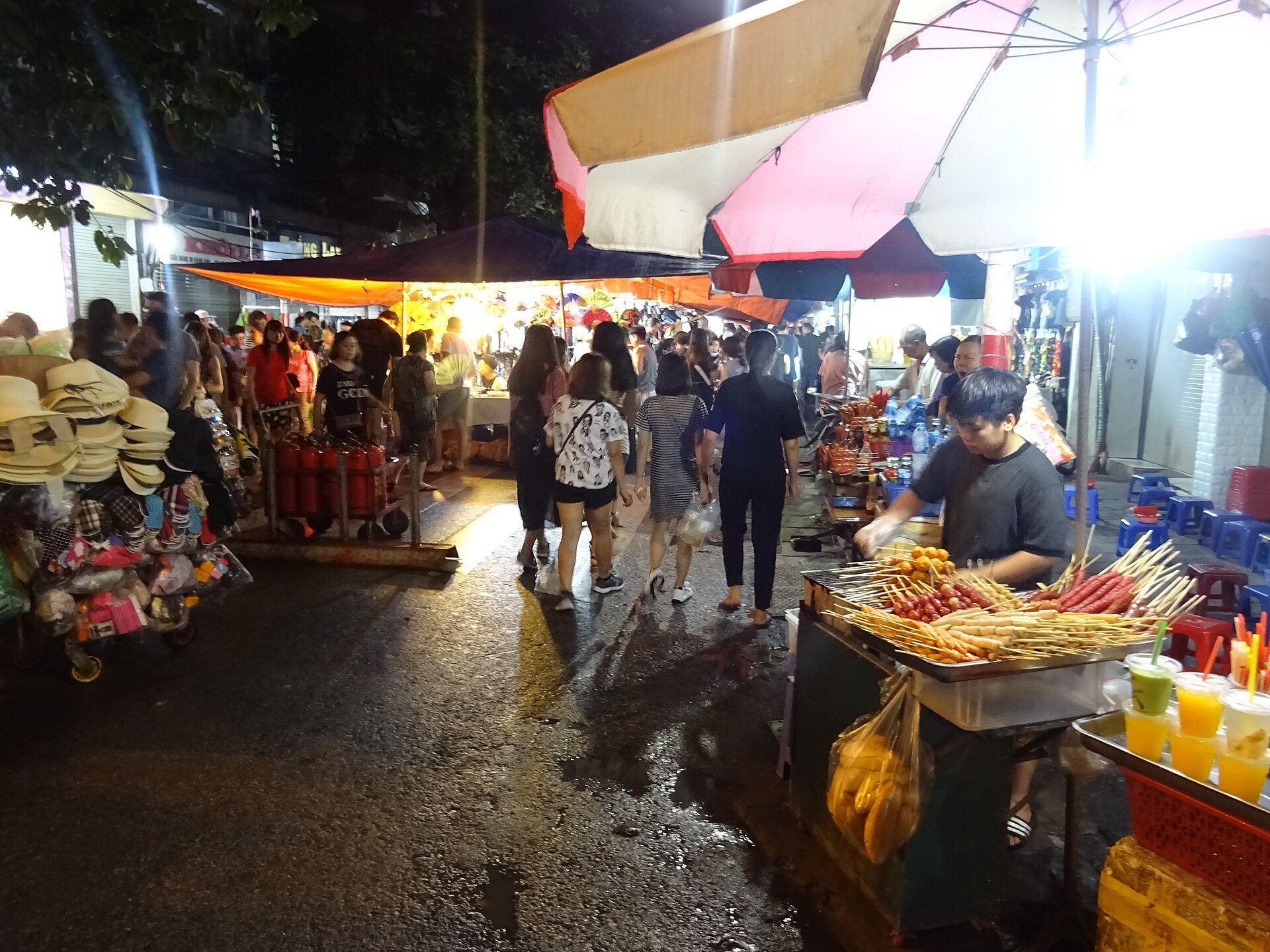 Dòng người đi giữa các quầy Chợ đêm Hà Nội.