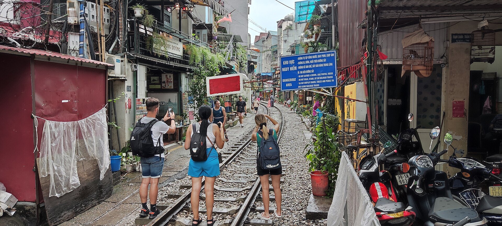 Du khách quan sát Phố đường tàu Hà Nội từ khoảng cách an toàn