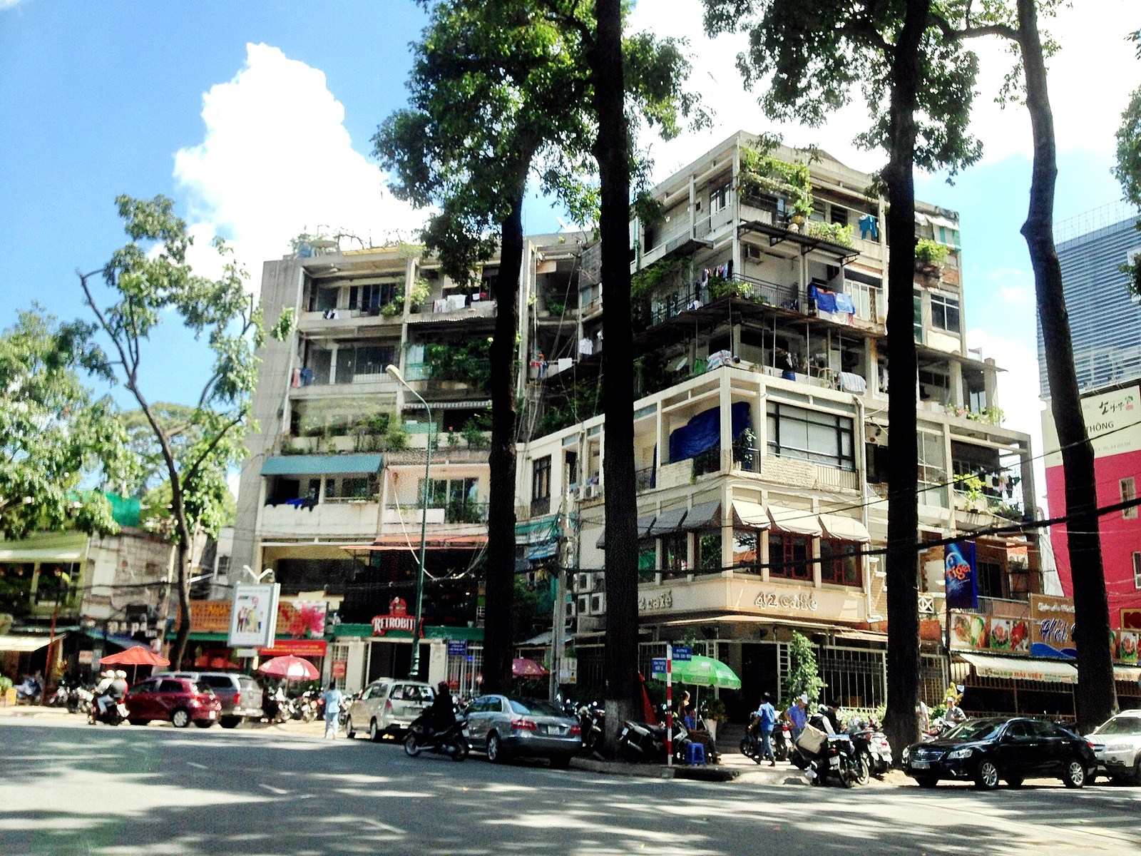 Nhà cửa và lối đi quanh Hồ Con Rùa TP.HCM