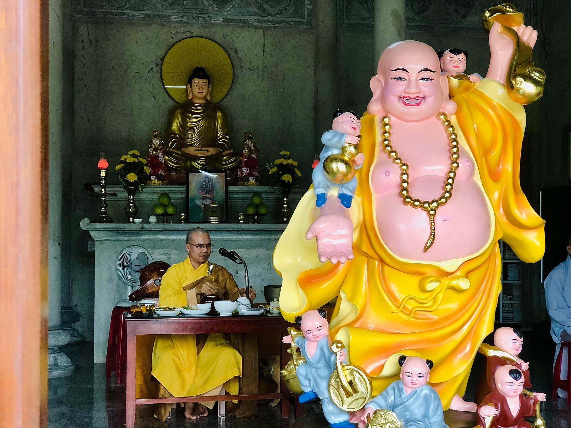Chi tiết cận gần tại Interior of Chùa Phổ Lại để đọc cấu trúc.