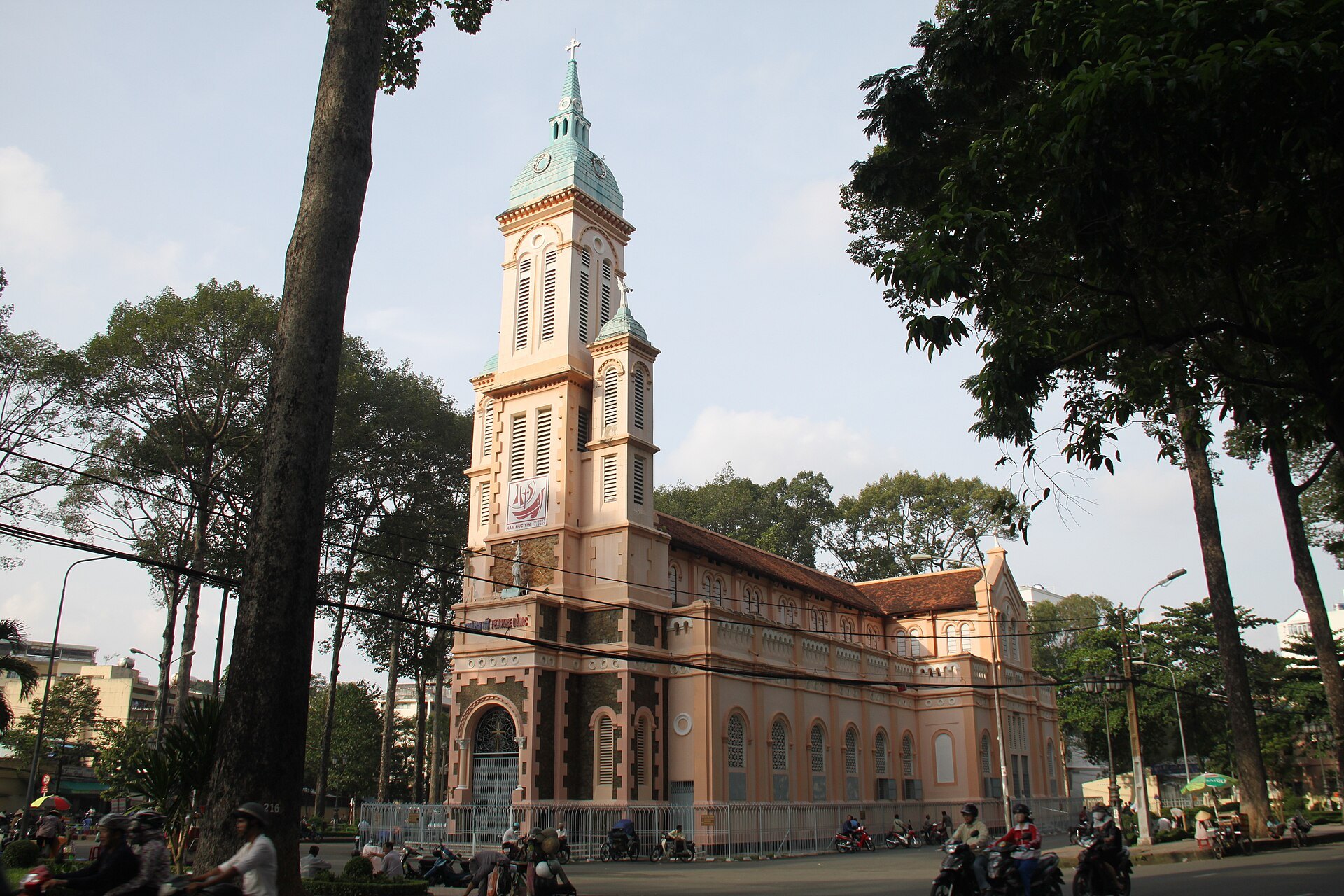 Nhà thờ Ngã Sáu - mở bài tại Quận 5, TP.HCM