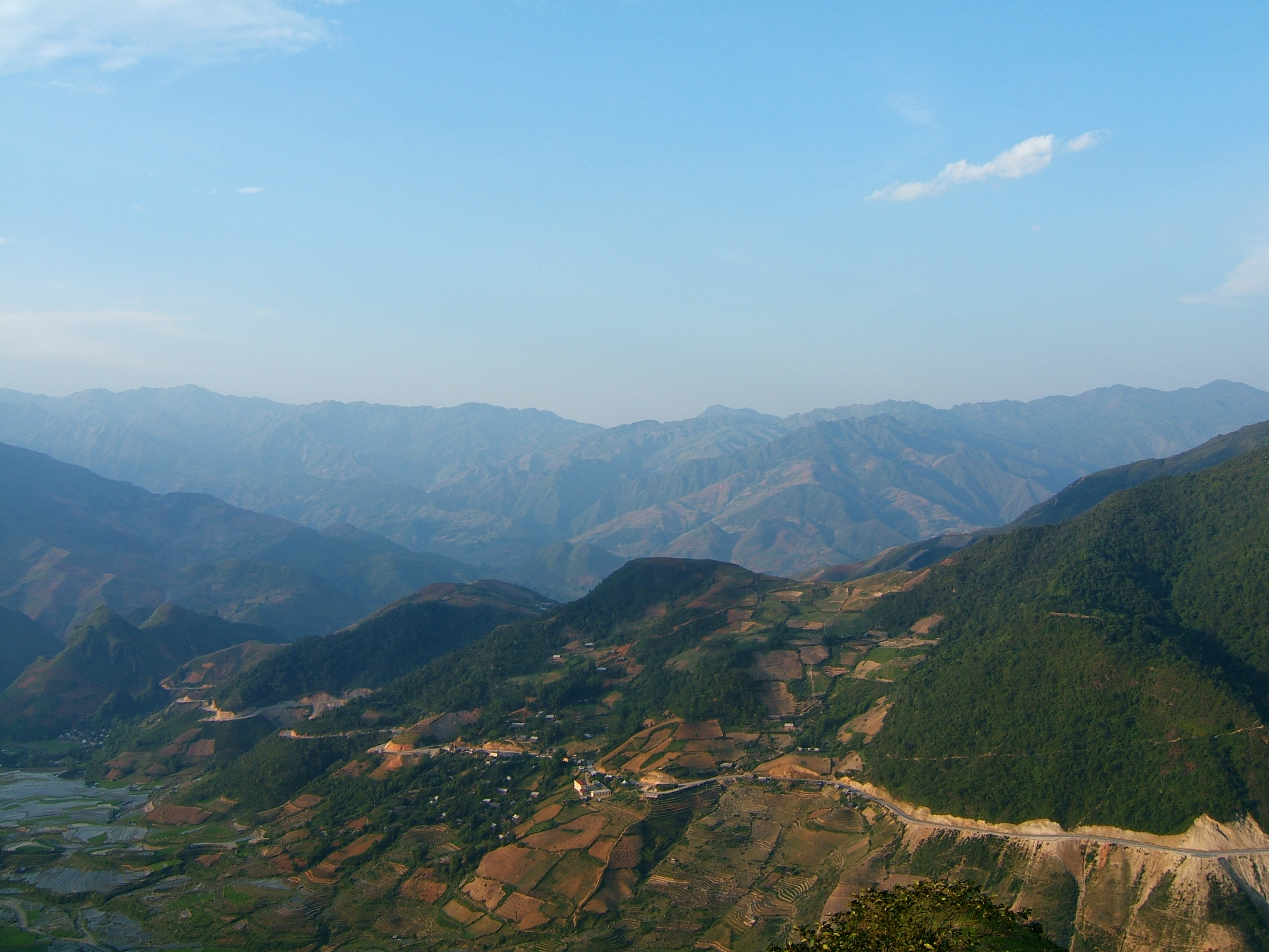 Quốc lộ 32 qua đèo Khau Phạ tại huyện Mù Cang Chải — một trong những đoạn scenic road đặc trưng của Tây Bắc.