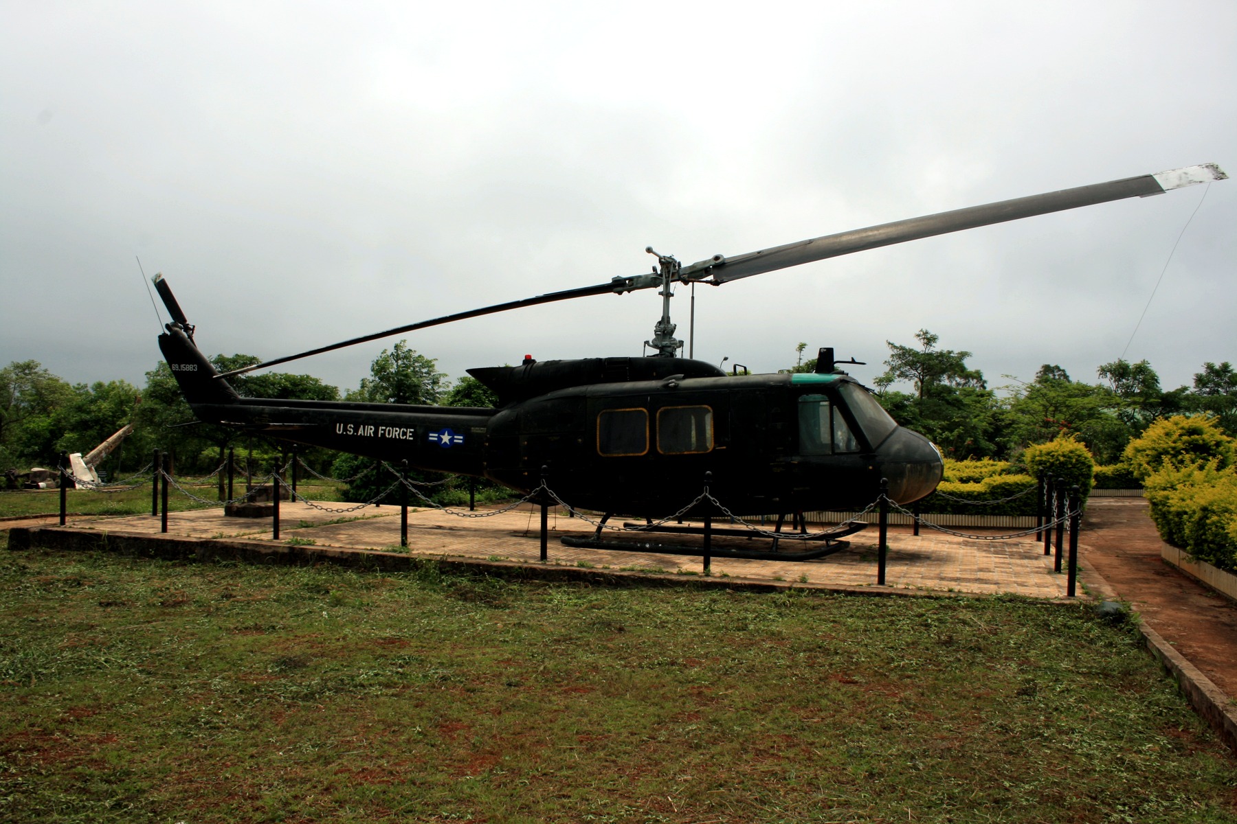 Trực thăng trưng bày tại sân bay Tà Cơn - Khe Sanh