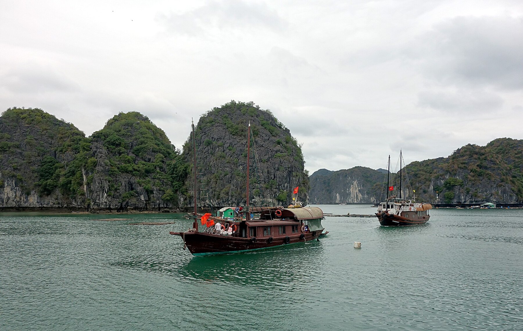 Không gian tham quan tại Lan Ha Bay