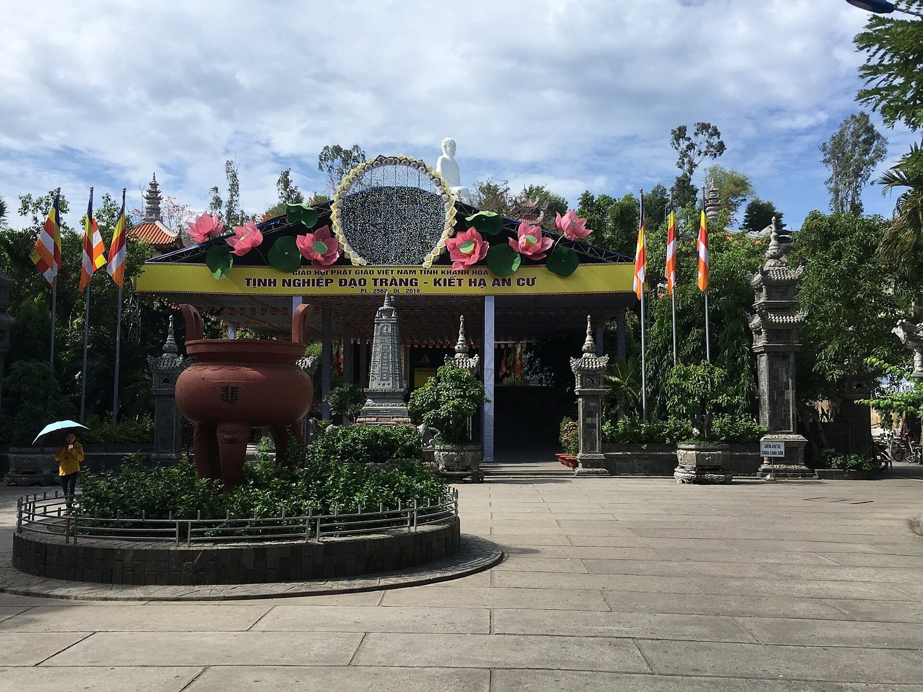 Không gian tham quan tại Long Son Pagoda