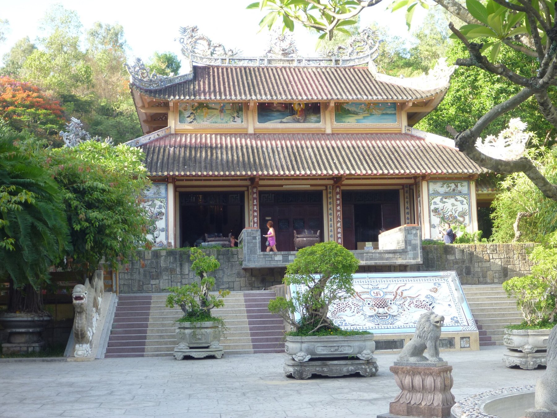 Một góc khác để ghép lịch trình quanh Long Son Pagoda