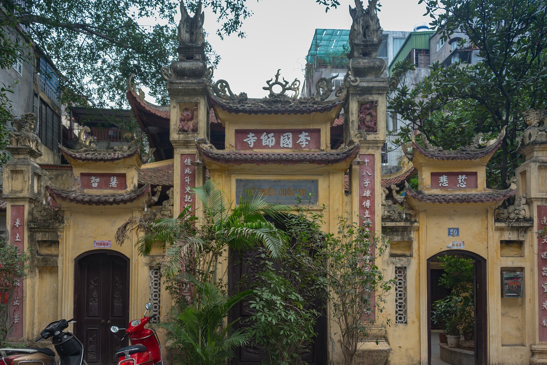 Cổng chùa Lý Quốc Sư nhìn từ phố đông xe.