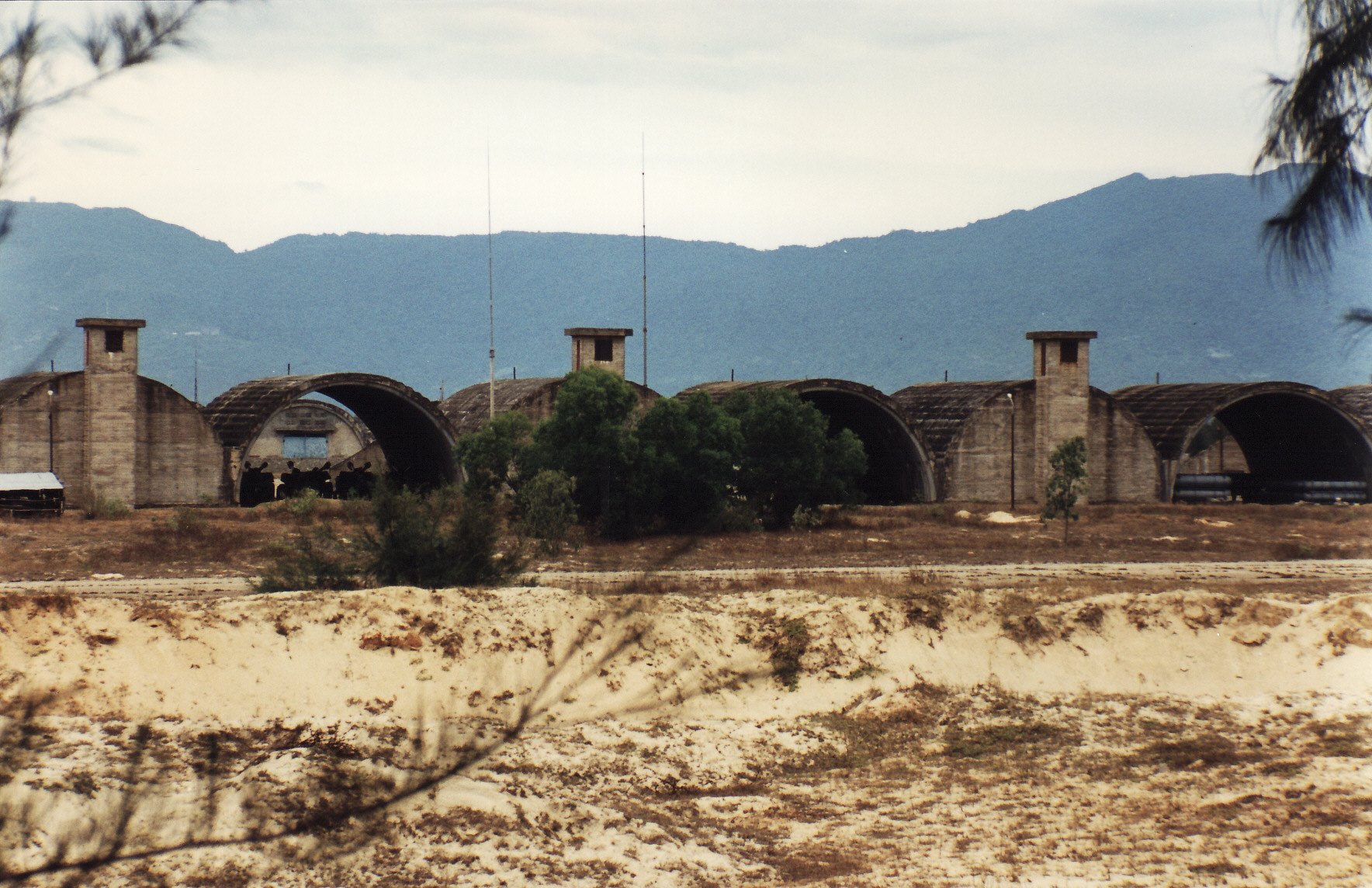 Toàn cảnh Marble Mountain Air Facility trong bối cảnh rộng.