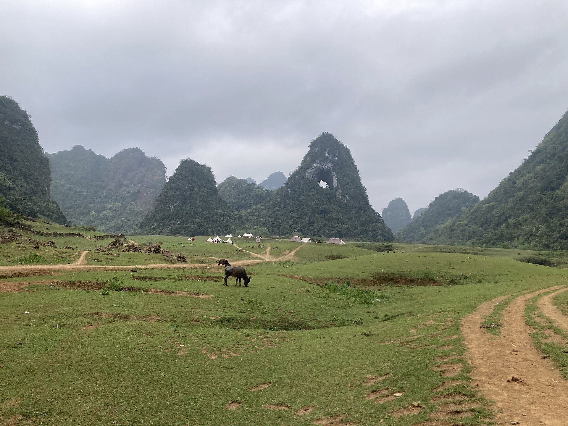 Mắt Thần Núi - lỗ thủng karst kỳ lạ giữa thung lũng Cao Bằng